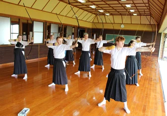 World Campus students learing Kyudo in Japan