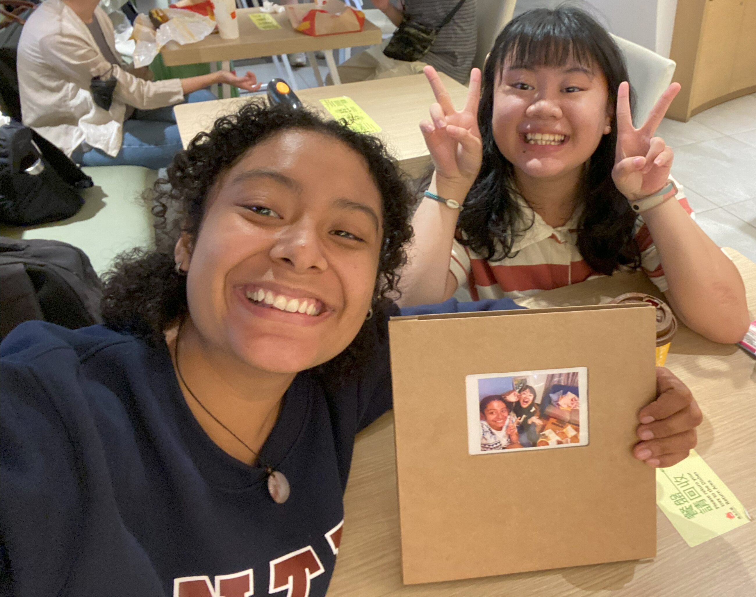 She is Lynn! She can speak Spanish! 太厲害了的朋友！On my Departure date, she came with me to the airport and surprised me with a beautiful memory book! Lynn is so Sweet!