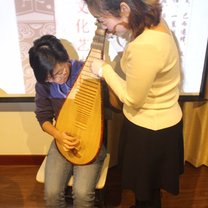 international student learning how to play pipa